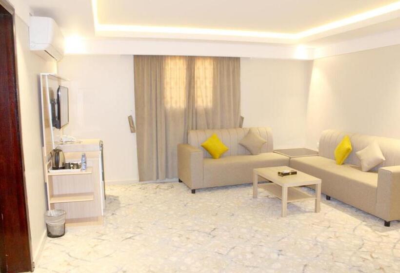 استودیوی لوکس, فندق العزم