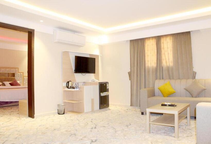 استودیوی لوکس, فندق العزم