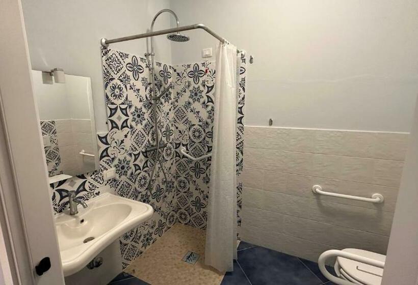 经典四人房间, La Giara