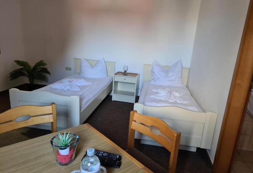 スタンダードトリプルルーム, Ceteno