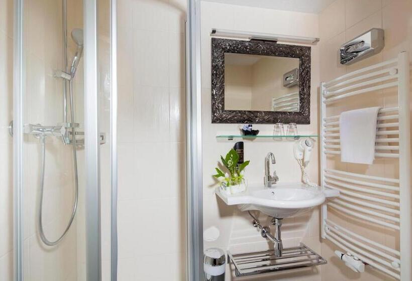 חדר קומפורט יחיד, Hindenburglinde