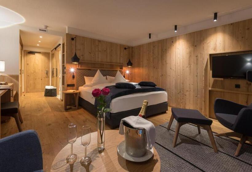 סטודיו דלוקס, Hindenburglinde