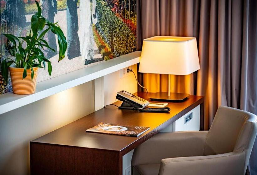 غرفة قياسية, Konig Albert