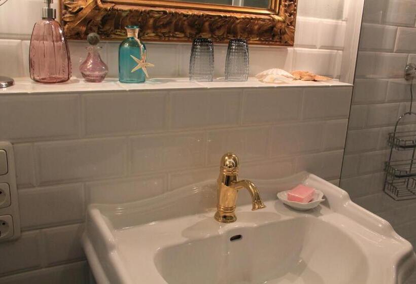 חדר פרמיום, Lili Marleen