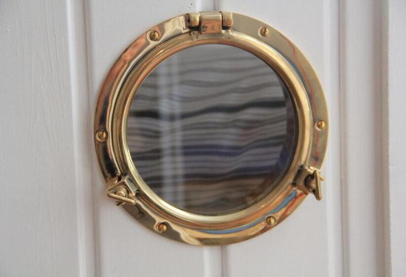 חדר אקונומי, Lili Marleen