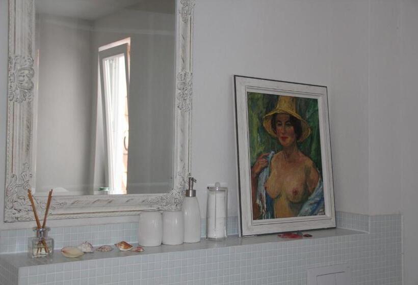 آپارتمان خانوادگی, Lili Marleen