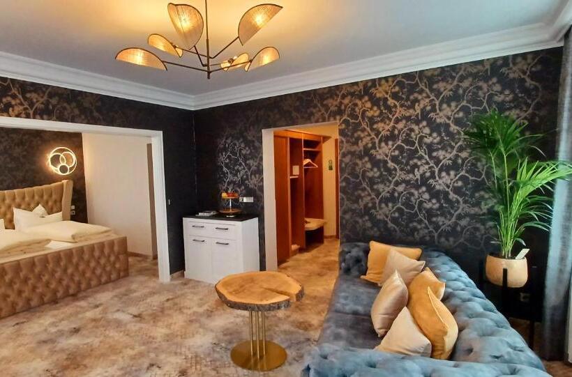 جناح مزوَّد بشرفة, Neustadter Hof