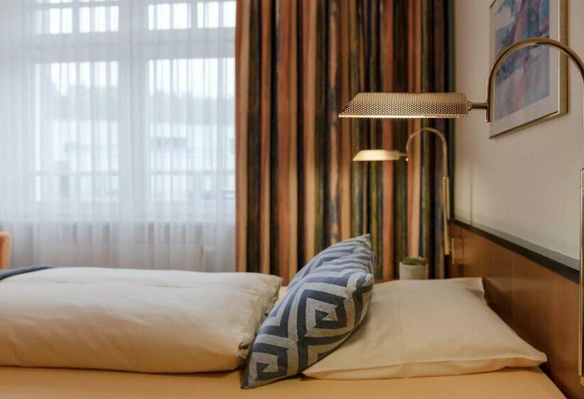 غرفة قياسية فردية, Neustadter Hof