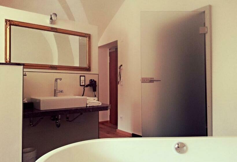 غرفة ديلوكس, Paul Otto