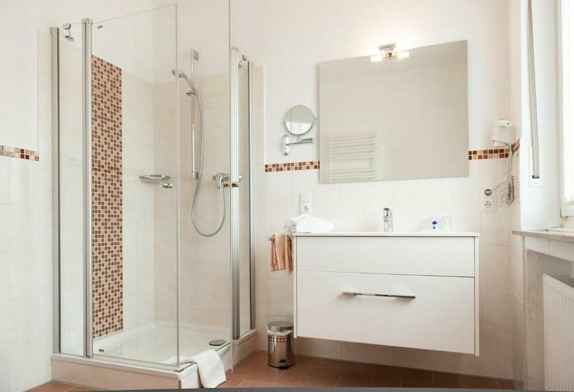 غرفة قياسية فردية مزودة بشُرفة, Pieper Kersten