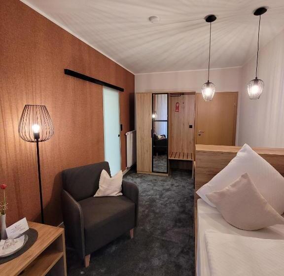 غرفة قياسية فردية مزودة بشُرفة, Pieper Kersten