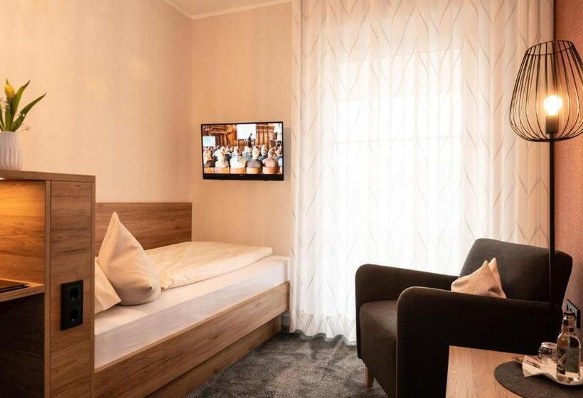 غرفة قياسية فردية مزودة بشُرفة, Pieper Kersten