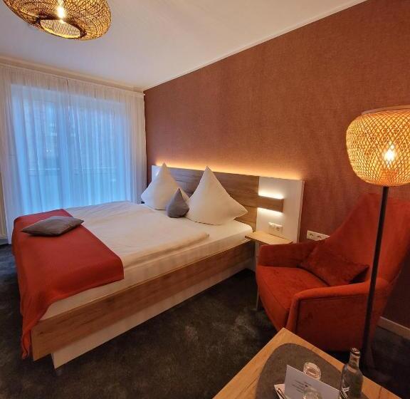 غرفة قياسية مزوَّدة بشُرفة, Pieper Kersten