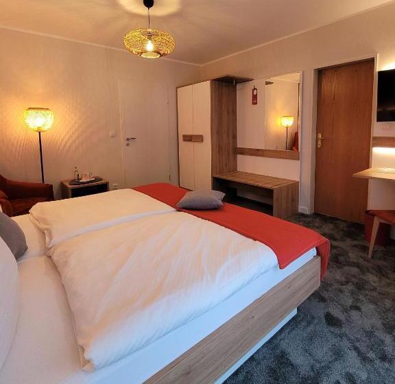 غرفة قياسية مزوَّدة بشُرفة, Pieper Kersten