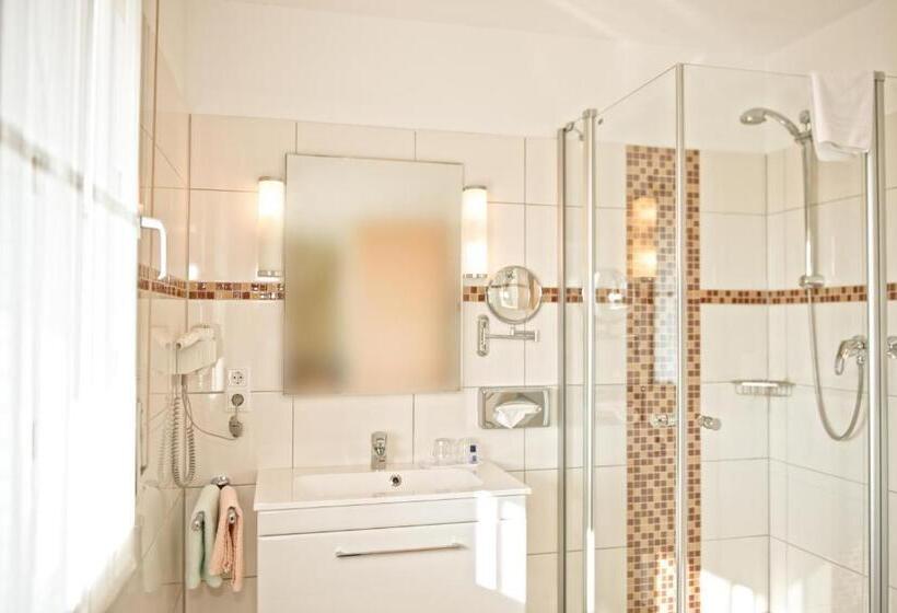 غرفة قياسية مزوَّدة بشُرفة, Pieper Kersten