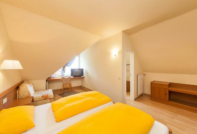 Camera Tripla Standard, Zum Kaffeekännchen