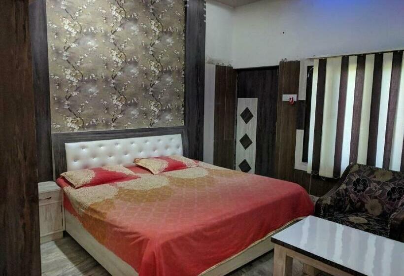 Camera Deluxe, Ivy, Talwara