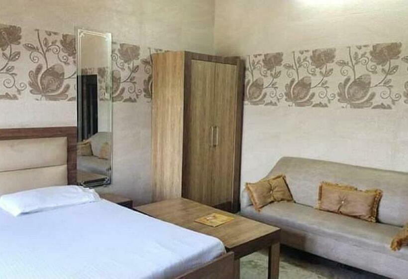 Camera Deluxe, Ivy, Talwara