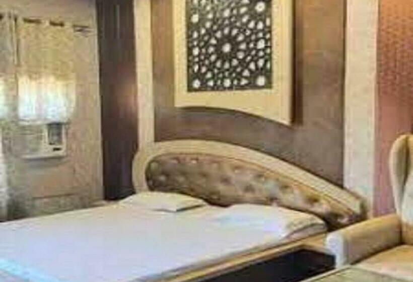 Camera Deluxe, Ivy, Talwara