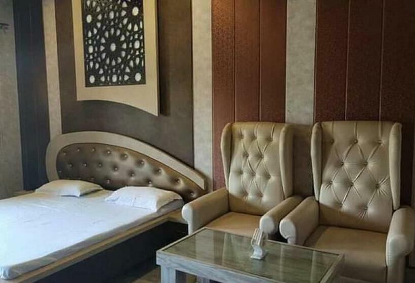 Camera Superiore, Ivy, Talwara