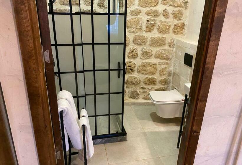 اتاق استاندارد با چشمانداز باغ, Norn