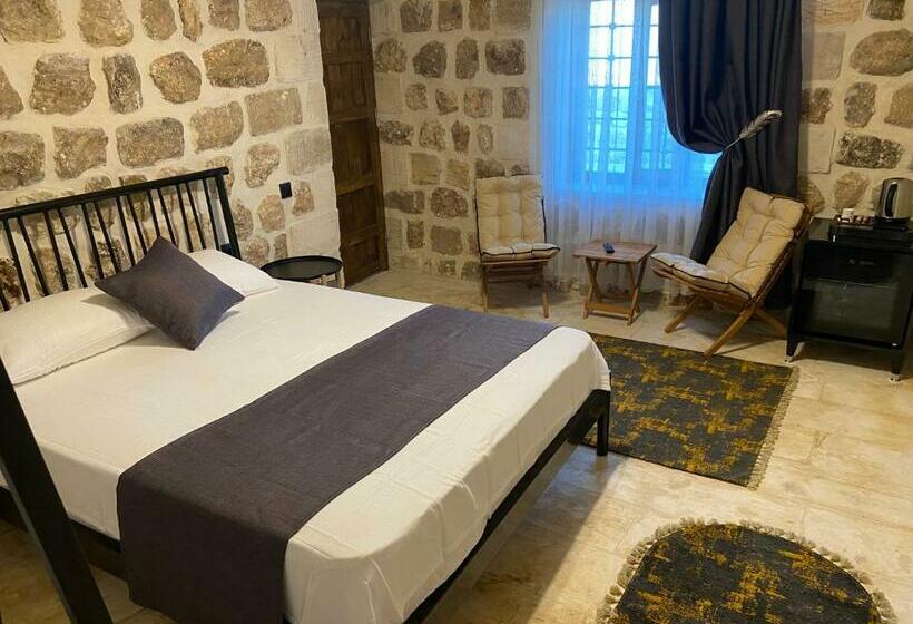 اتاق استاندارد با چشمانداز باغ, Norn