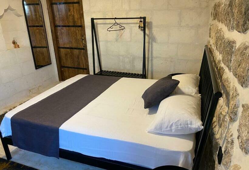 اتاق استاندارد با چشمانداز باغ, Norn