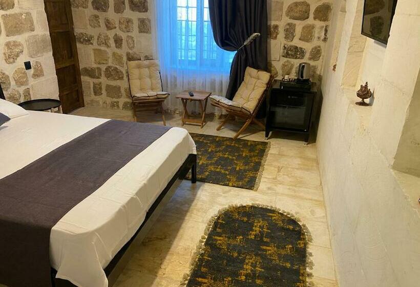 اتاق استاندارد با چشمانداز باغ, Norn