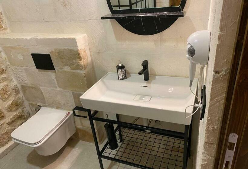 اتاق استاندارد با چشمانداز باغ, Norn