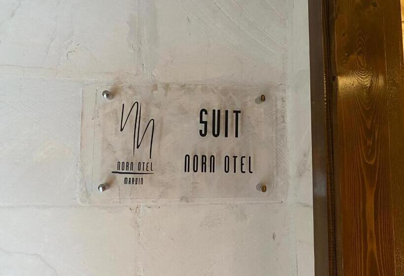 اتاق لوکس, Norn