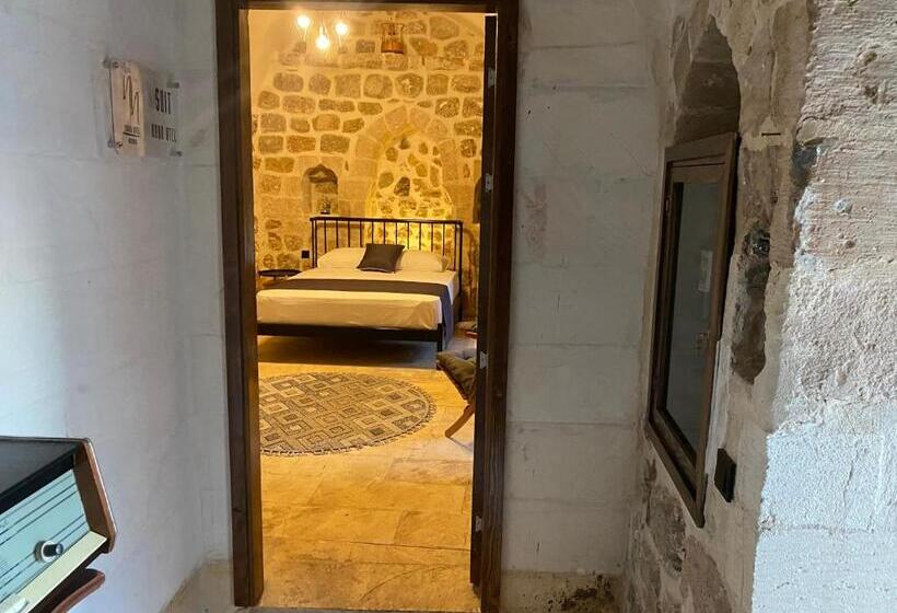 اتاق لوکس, Norn