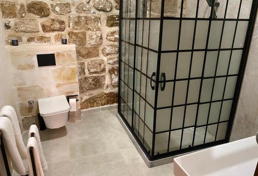 اتاق لوکس, Norn