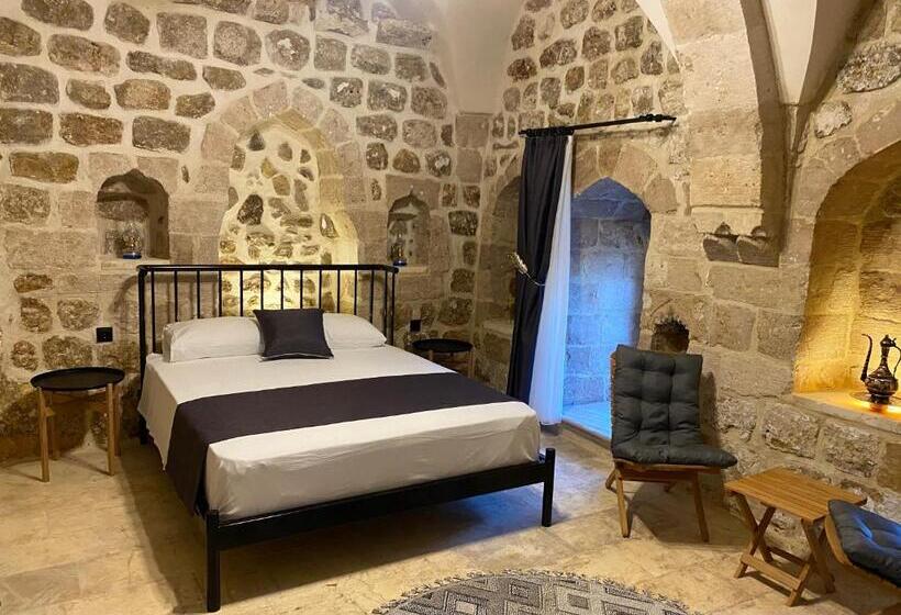 اتاق لوکس, Norn