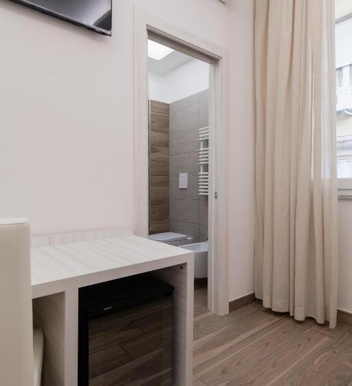 اتاق استاندارد یک نفره, Hub Naples