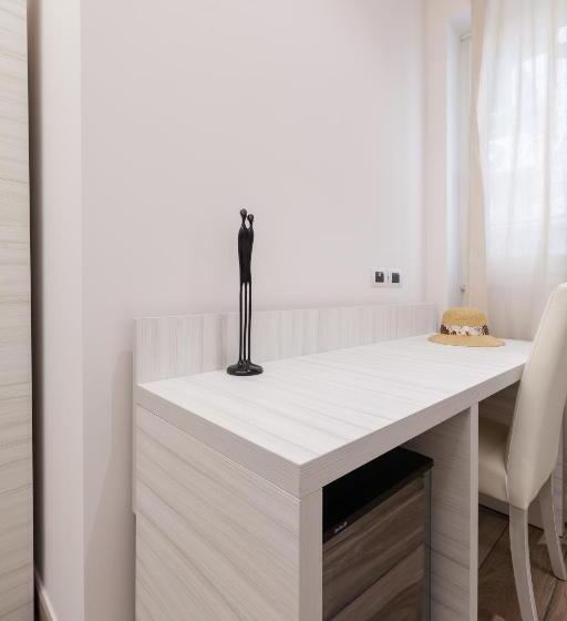 اتاق استاندارد یک نفره, Hub Naples