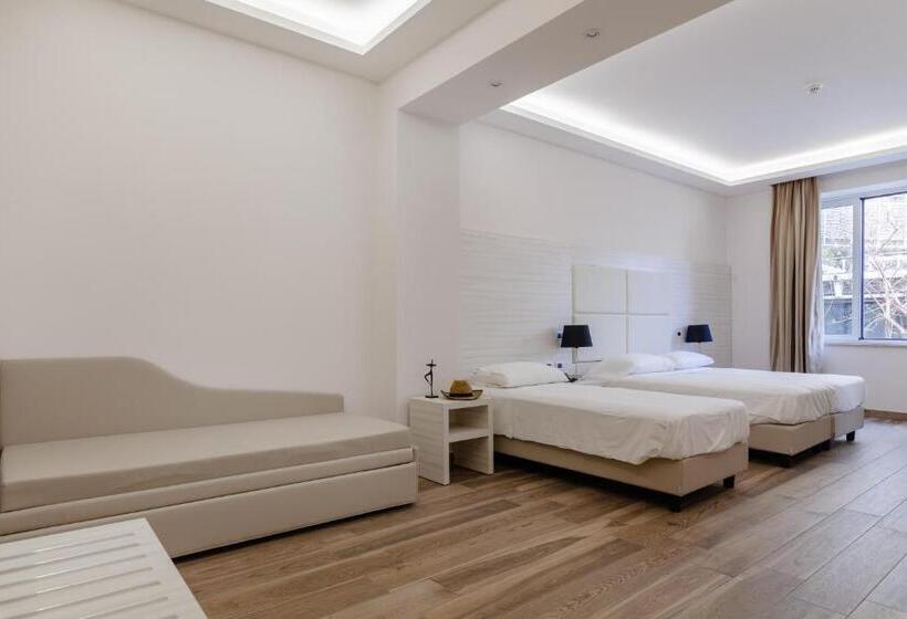 اتاق استاندارد سه نفره, Hub Naples