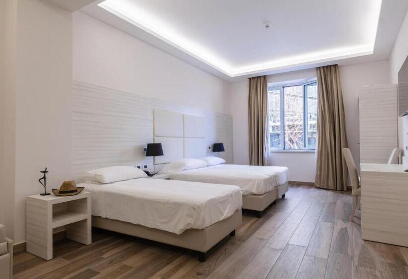 اتاق استاندارد سه نفره, Hub Naples