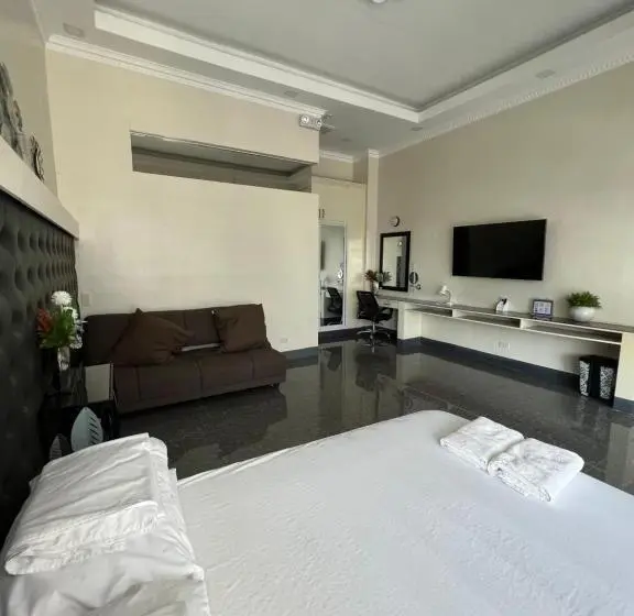 デラックススタジオ, Dampa Poolside Events & Accommodation