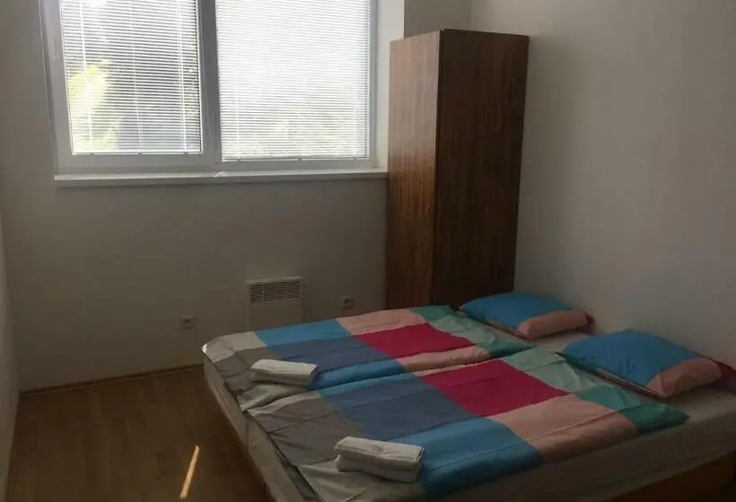 Cameră Cvadruplă Standard, Můstek