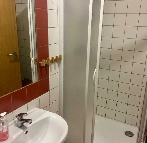 Cameră Cvadruplă Standard, Můstek