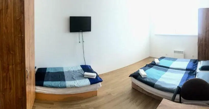 Cameră Triplă Standard, Můstek
