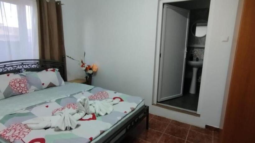 اتاق استاندارد با سرویس بهداشتی مشترک, Zambilelor 3