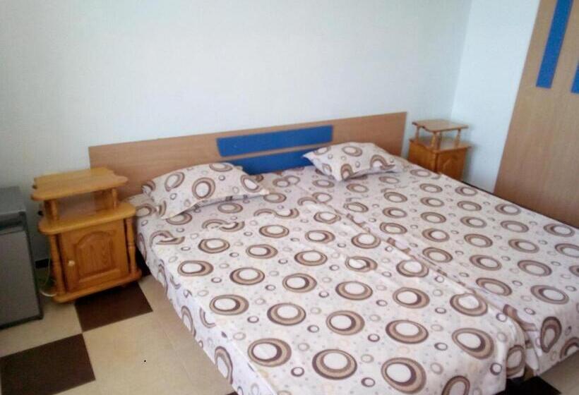 غرفة قياسية ثلاثية مزودة بشرفة, семеен хотел бостън