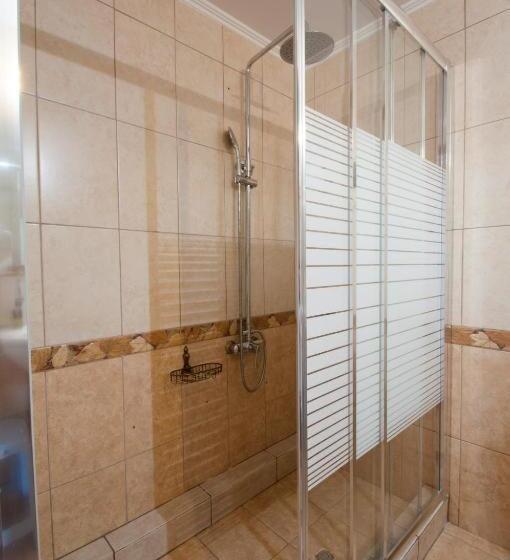 جناح مزود بتراس, Areos Polis Boutique
