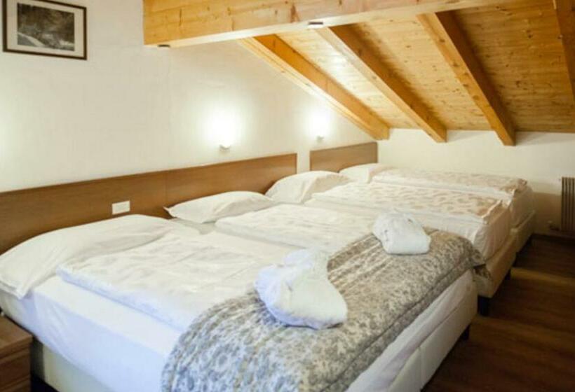 발코니가 있는 4인용 스탠다드 룸, Ariston Garden & Spa