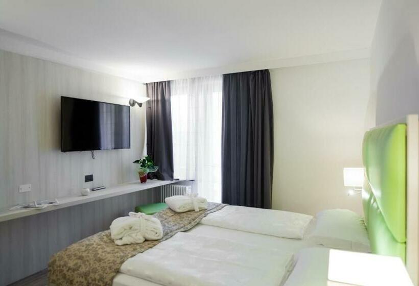 חדר סטנדרט לשלושה עם מרפסת, Ariston Garden & Spa