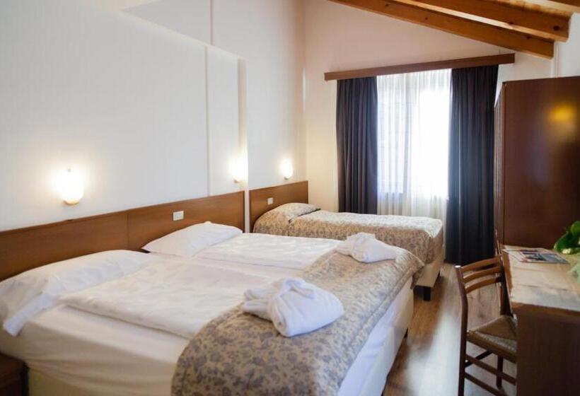 חדר סטנדרט לשלושה עם מרפסת, Ariston Garden & Spa