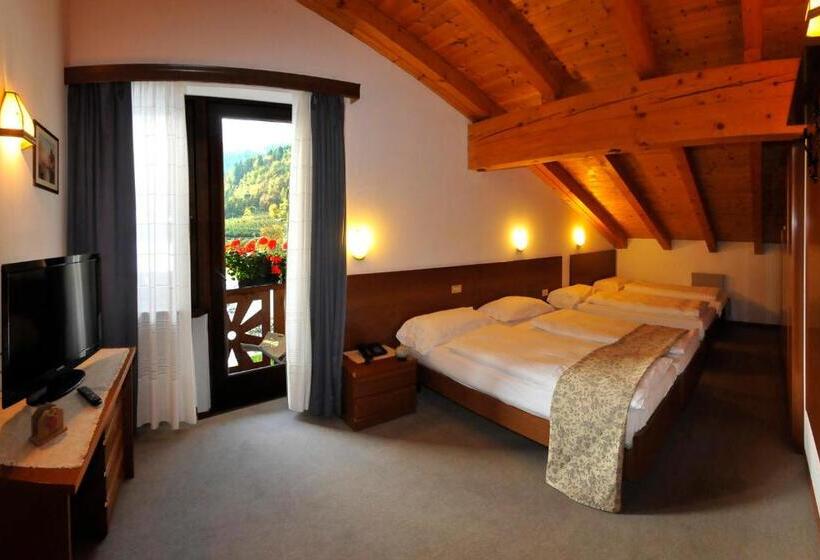 חדר לארבעה סטנדרטי עם מרפסת, Ariston Garden & Spa