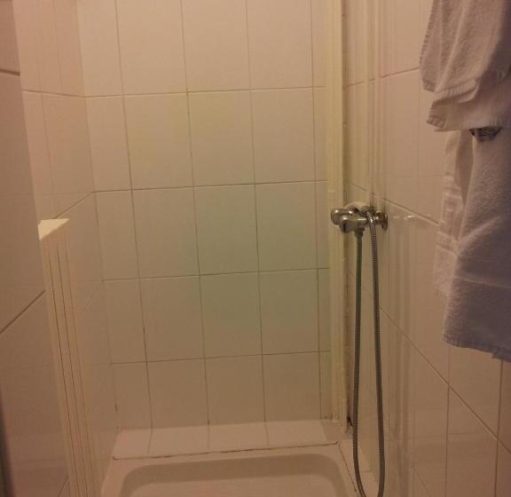 חדר סטנדרט לארבעה, Azur