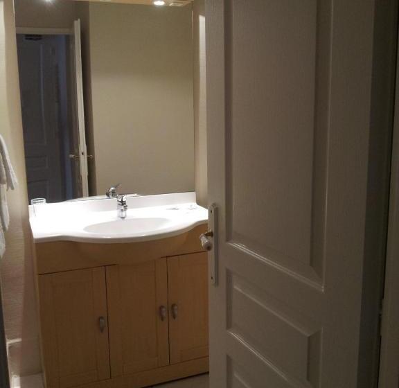 חדר קומפורט לשלושה, Azur